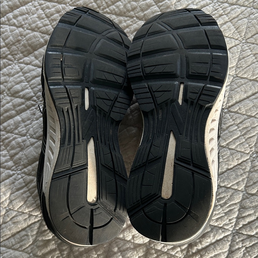 SOLD Women’s ASICS Gel-Sileo Black Athletic Shoes - Picture 5 of 5